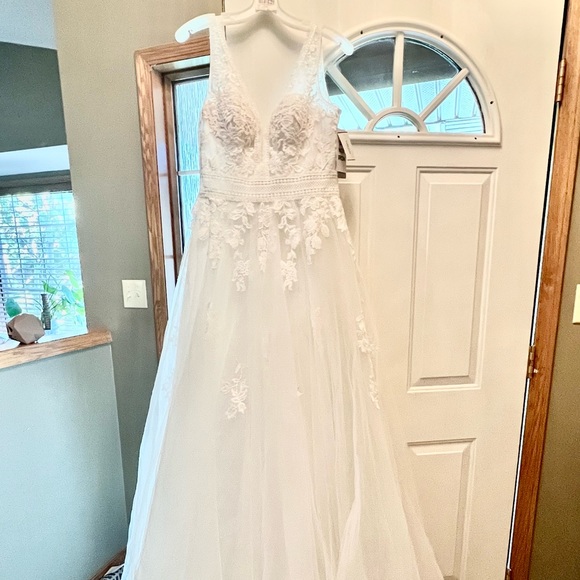 Wedding Dress - Oleg Cassini Soft Ball Gown With Lace - Ivory - Picture 3 of 13